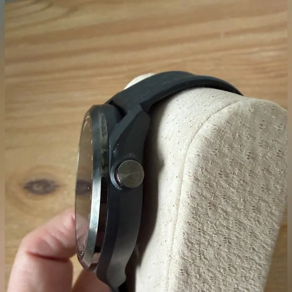 GARMIN Approach S42 GPS Golf Watch. Pre-Owned. Dust Plug. Great Condition. - Picture 4 of 12